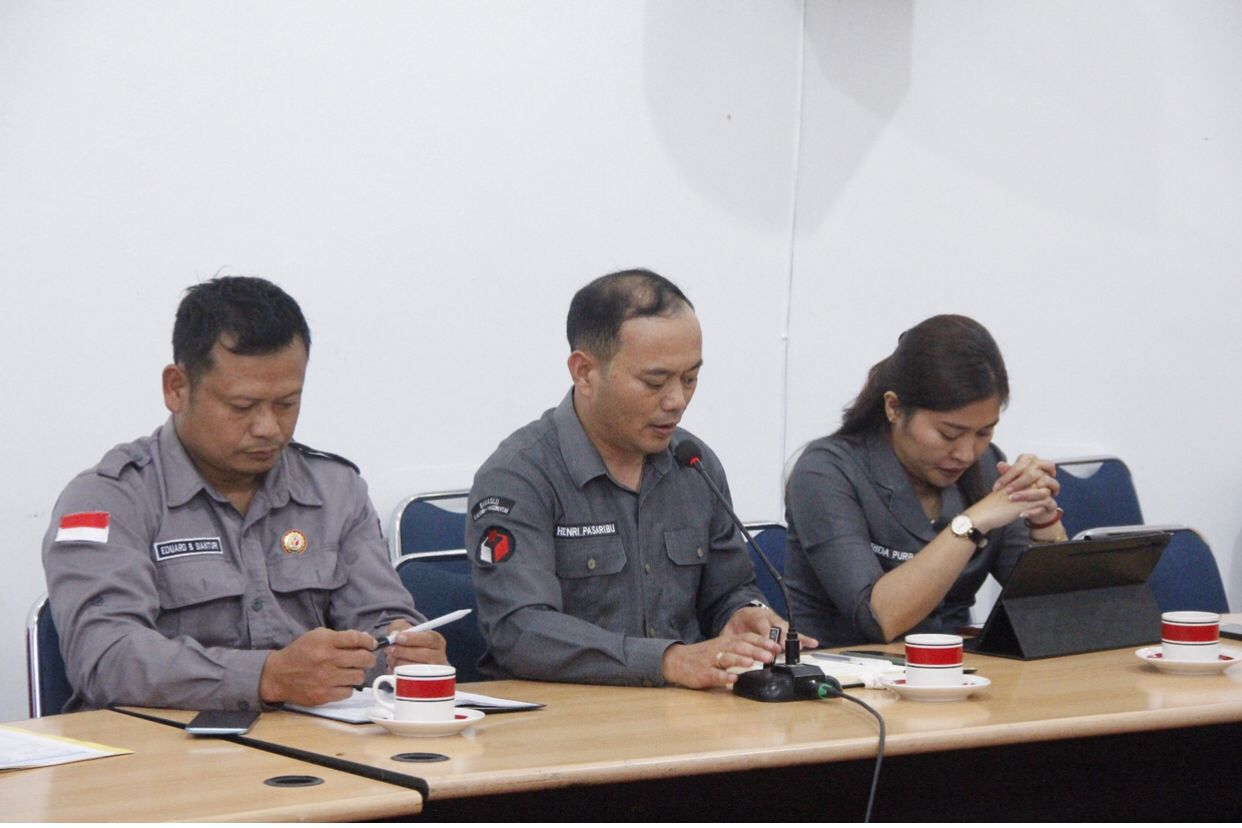 Illustrasi Foto, Ketua Bawaslu kabupaten Humbang Hasundutan bersama dengan Anggota, Eduard B. Sianturi dan Efrida Purba
