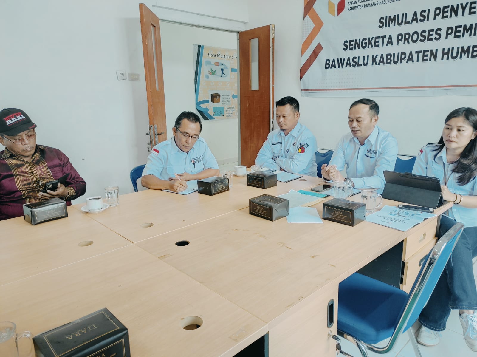 Ketua dan Anggota Bawaslu bersama dengan Koordinator Sekretariat