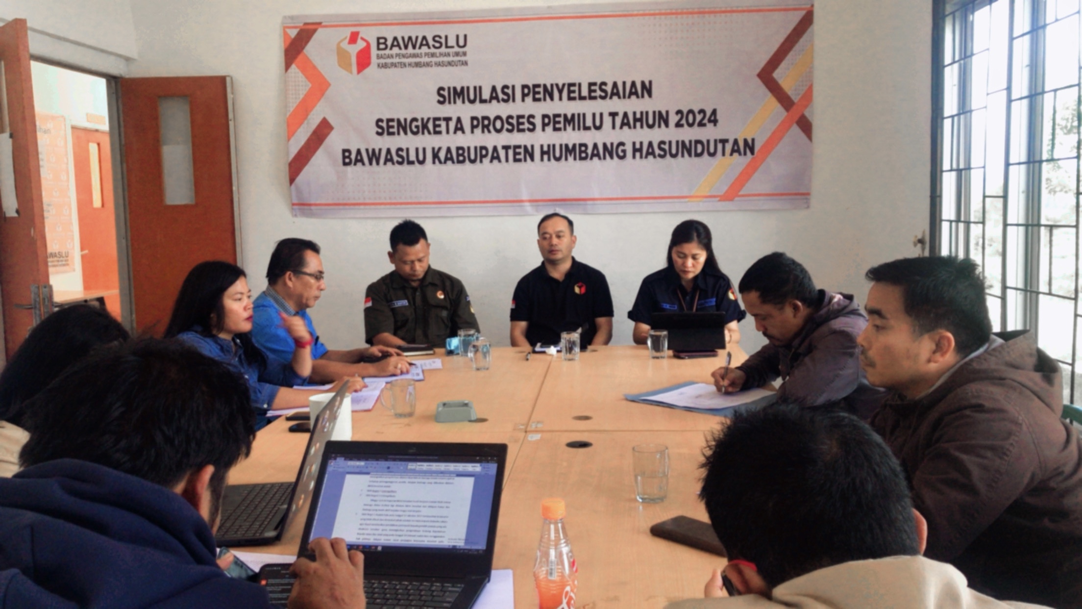 Ketua dan anggota bersama jajaran sekretariat Bawaslu Humbahas
