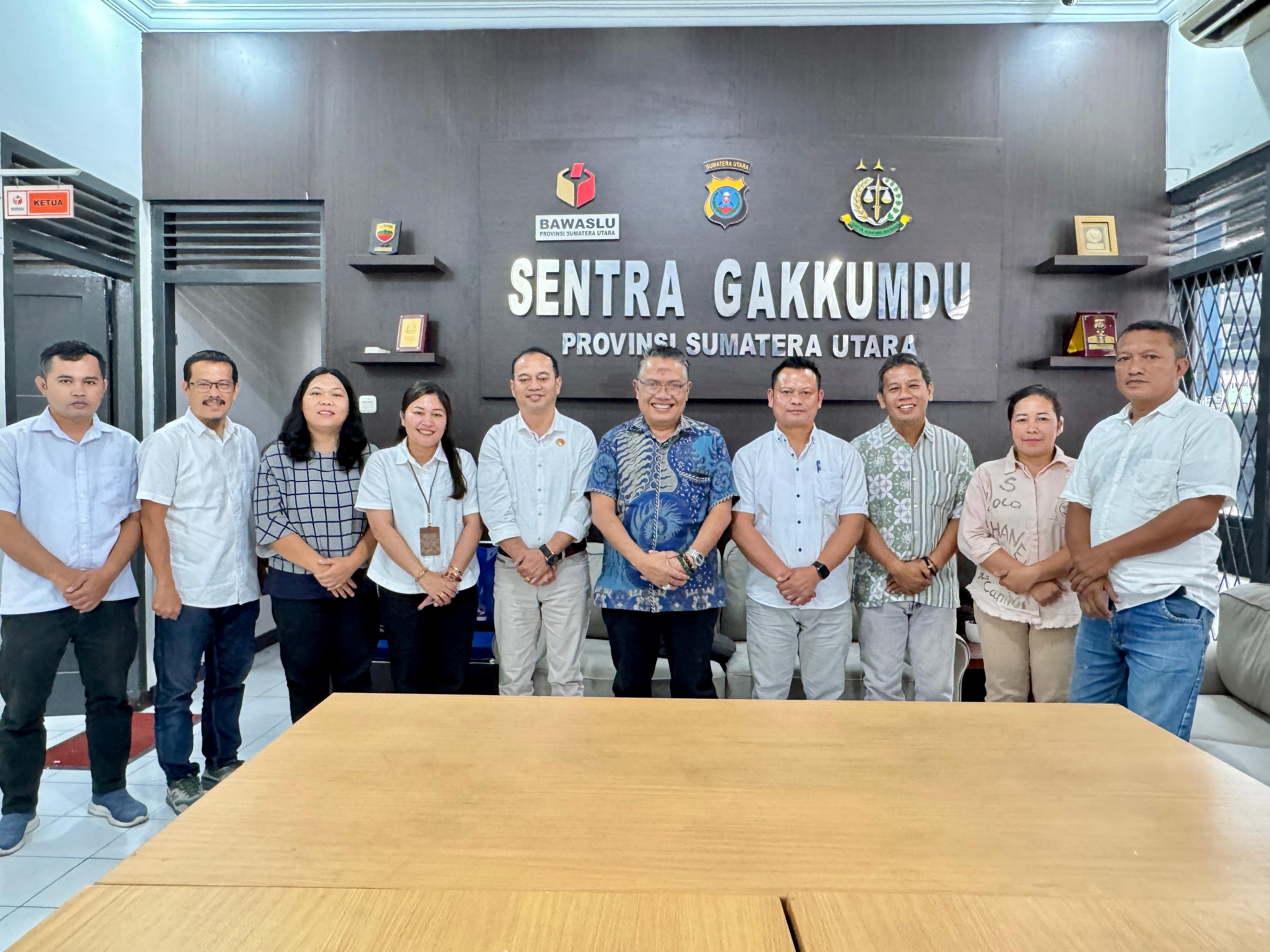 Foto Bersama Pimpinan dan Ketua Bawaslu Provsu
