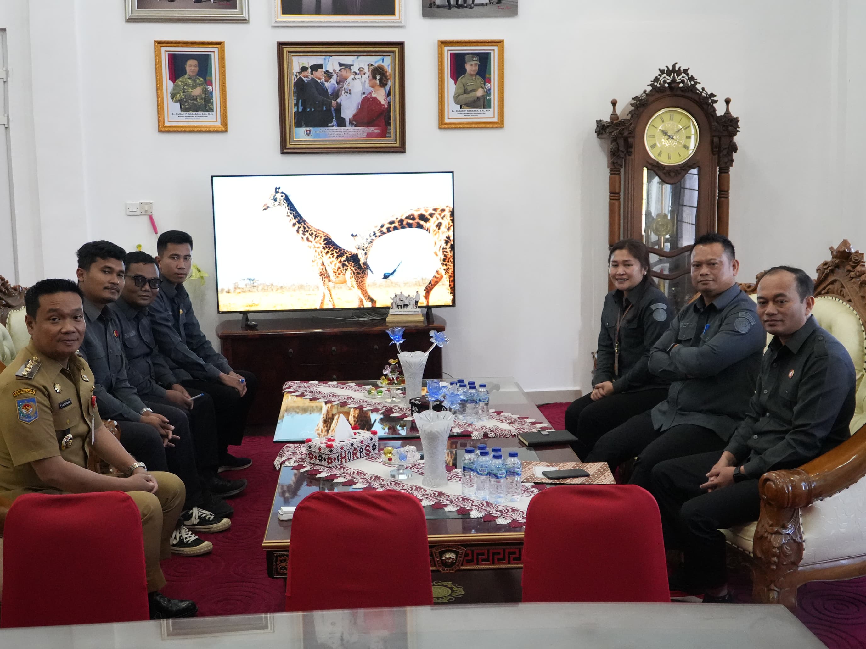 Foto Bersama Bawaslu Humbahas dan Bupati