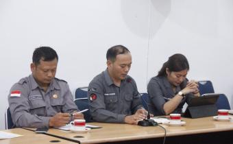 Illustrasi Foto, Ketua Bawaslu kabupaten Humbang Hasundutan bersama dengan Anggota, Eduard B. Sianturi dan Efrida Purba
