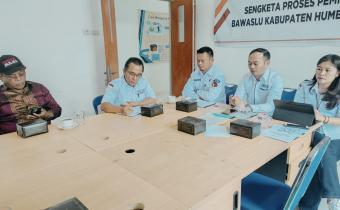 Ketua dan Anggota Bawaslu bersama dengan Koordinator Sekretariat