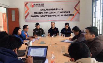 Ketua dan anggota bersama jajaran sekretariat Bawaslu Humbahas